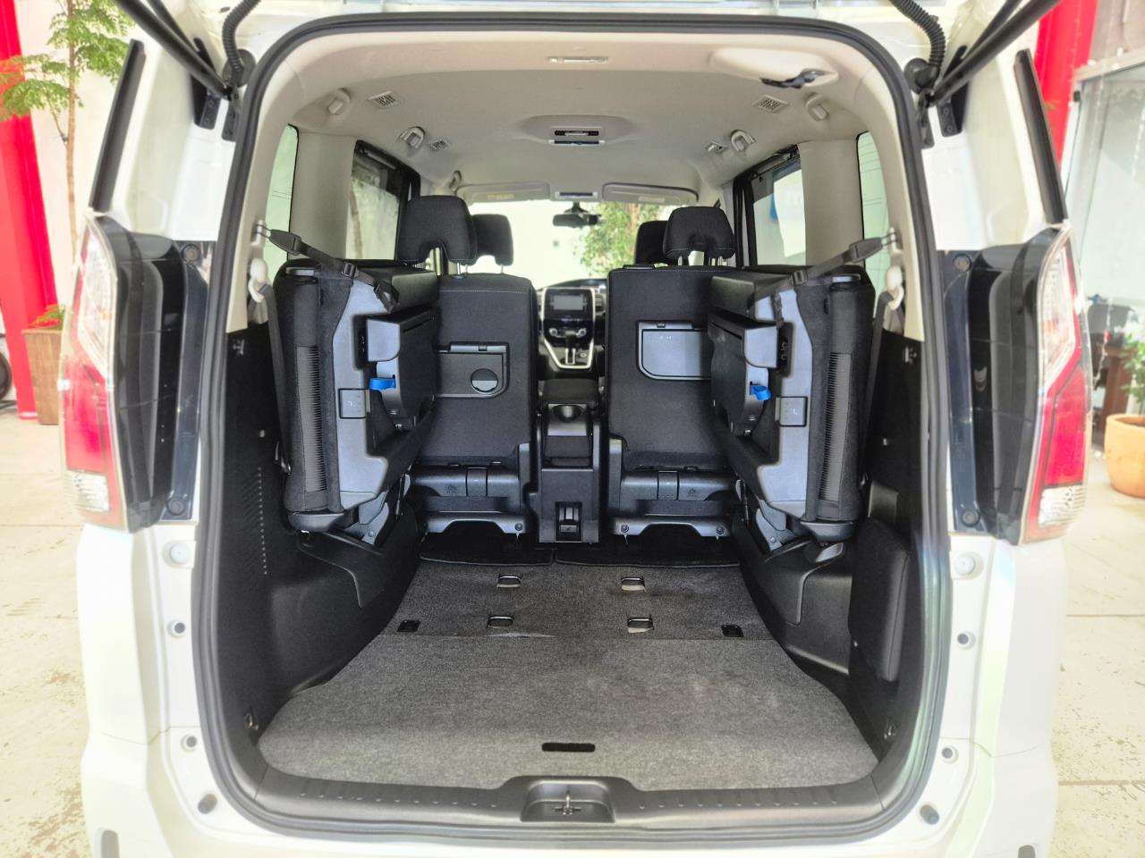 2017 Nissan Serena thumbnail