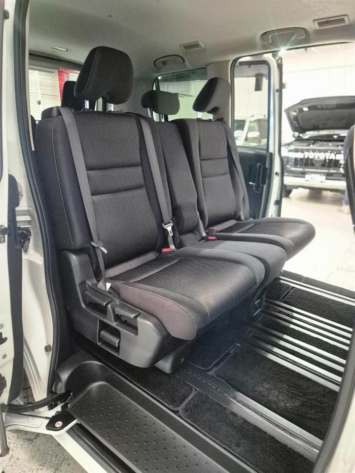 2017 Nissan Serena thumbnail