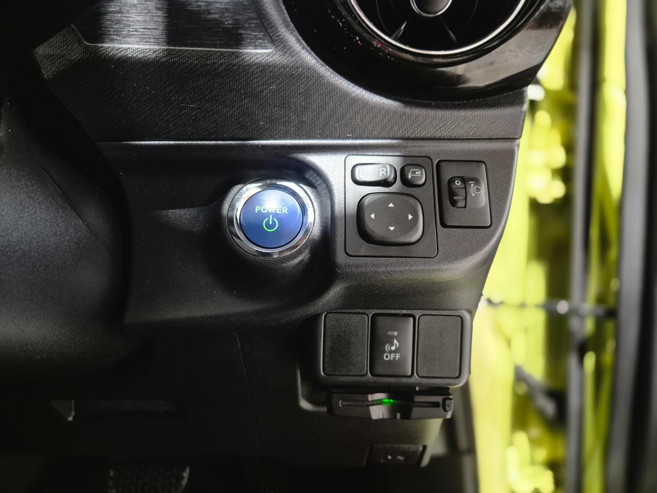 2014 Toyota Aqua thumbnail