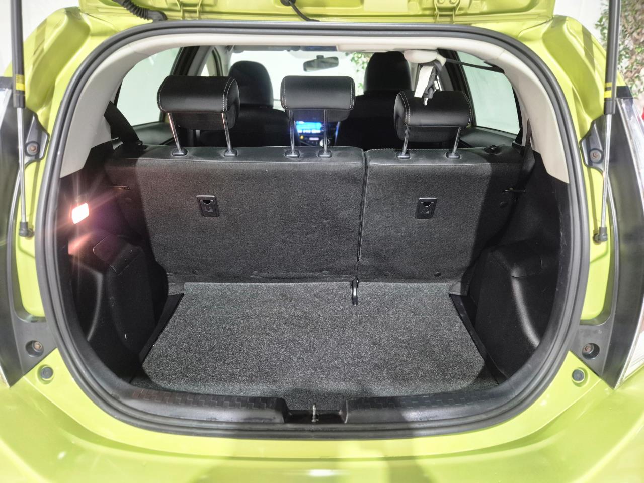 2014 Toyota Aqua thumbnail