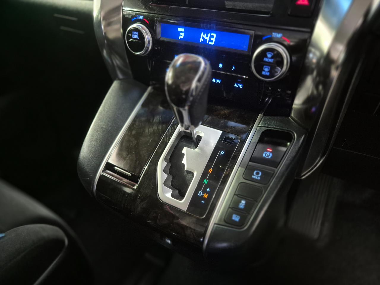 2015 Toyota Vellfire thumbnail