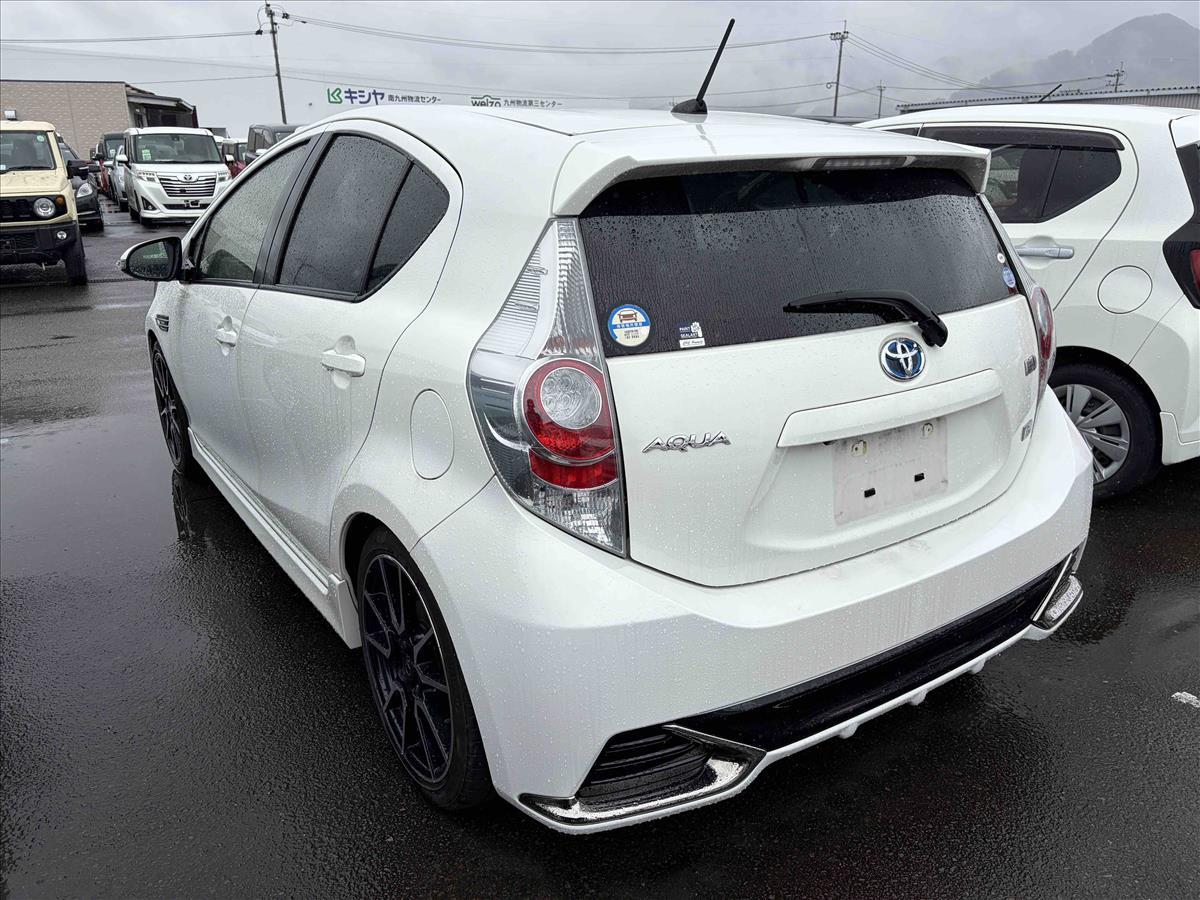 2014 Toyota Aqua thumbnail