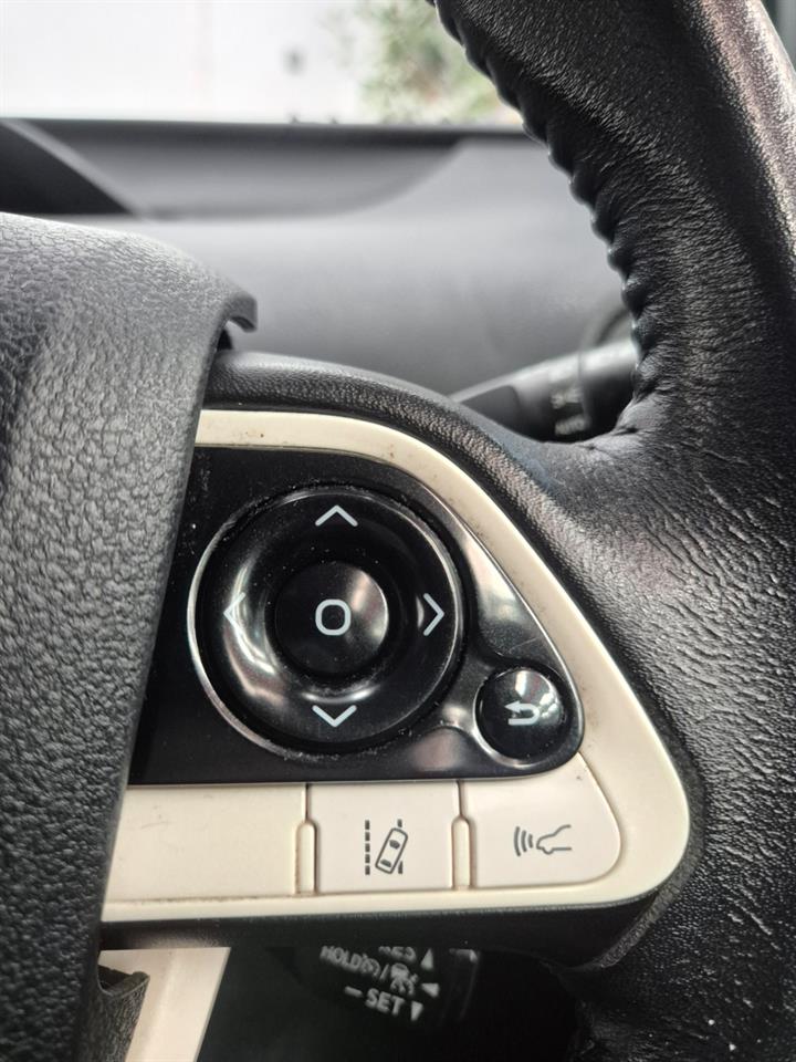 2017 Toyota Prius thumbnail