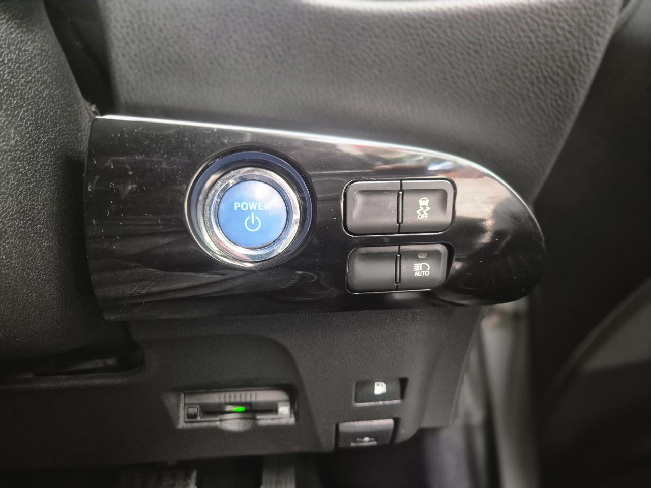 2017 Toyota Prius thumbnail
