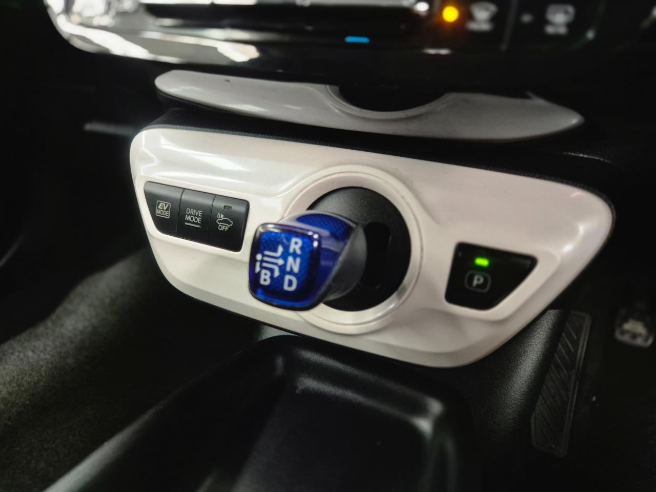 2017 Toyota Prius thumbnail