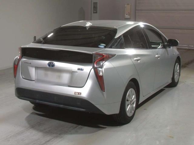 2017 Toyota Prius thumbnail