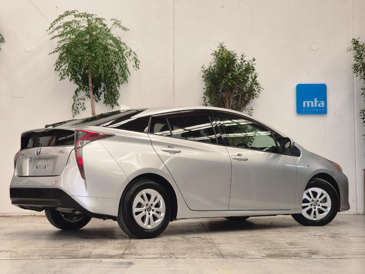 2017 Toyota Prius thumbnail
