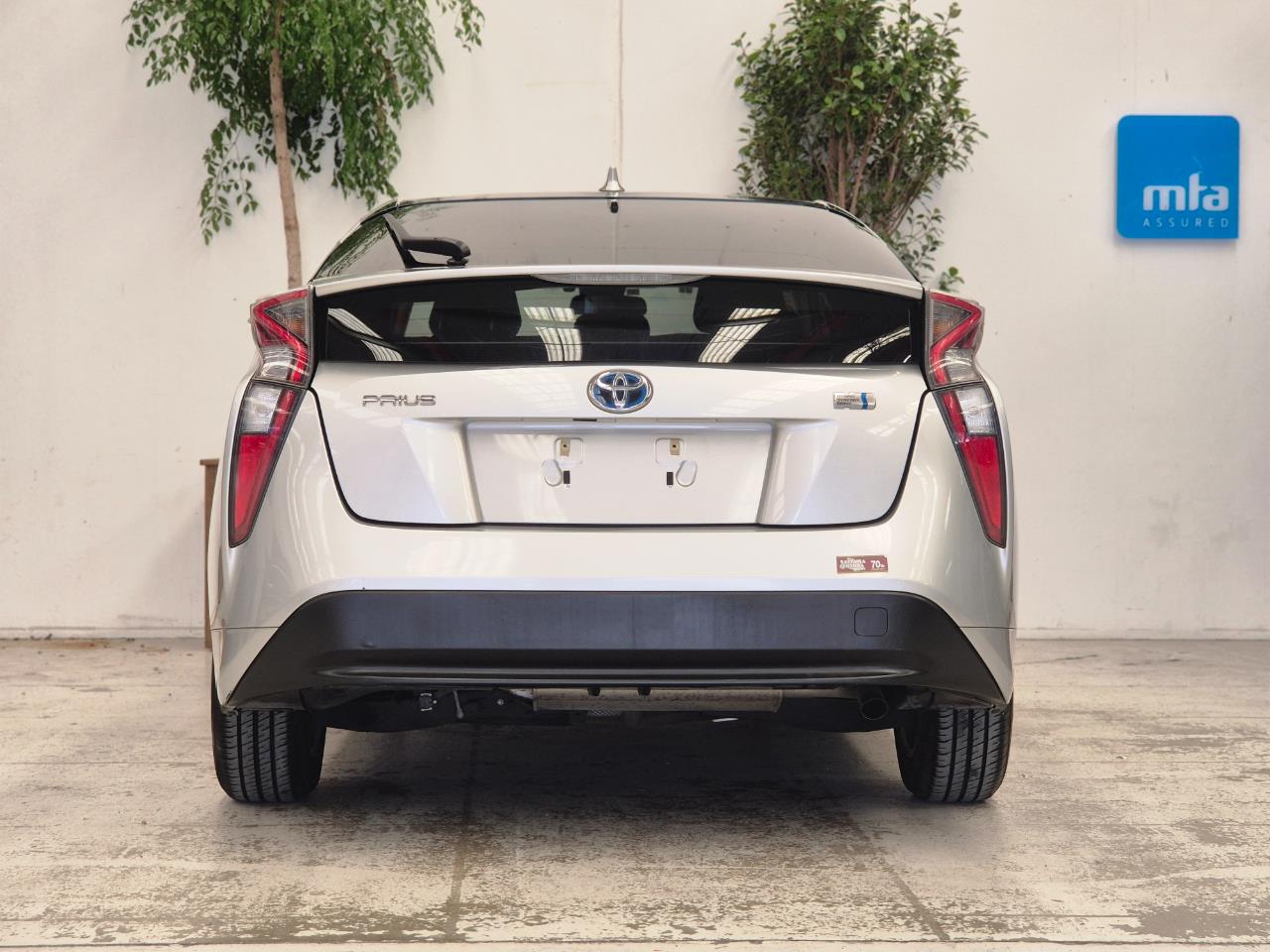 2017 Toyota Prius thumbnail