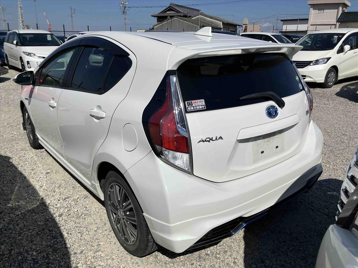 2015 Toyota Aqua thumbnail