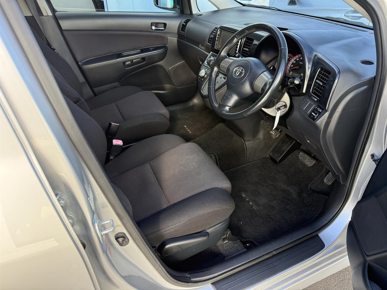 2006 Toyota Wish thumbnail