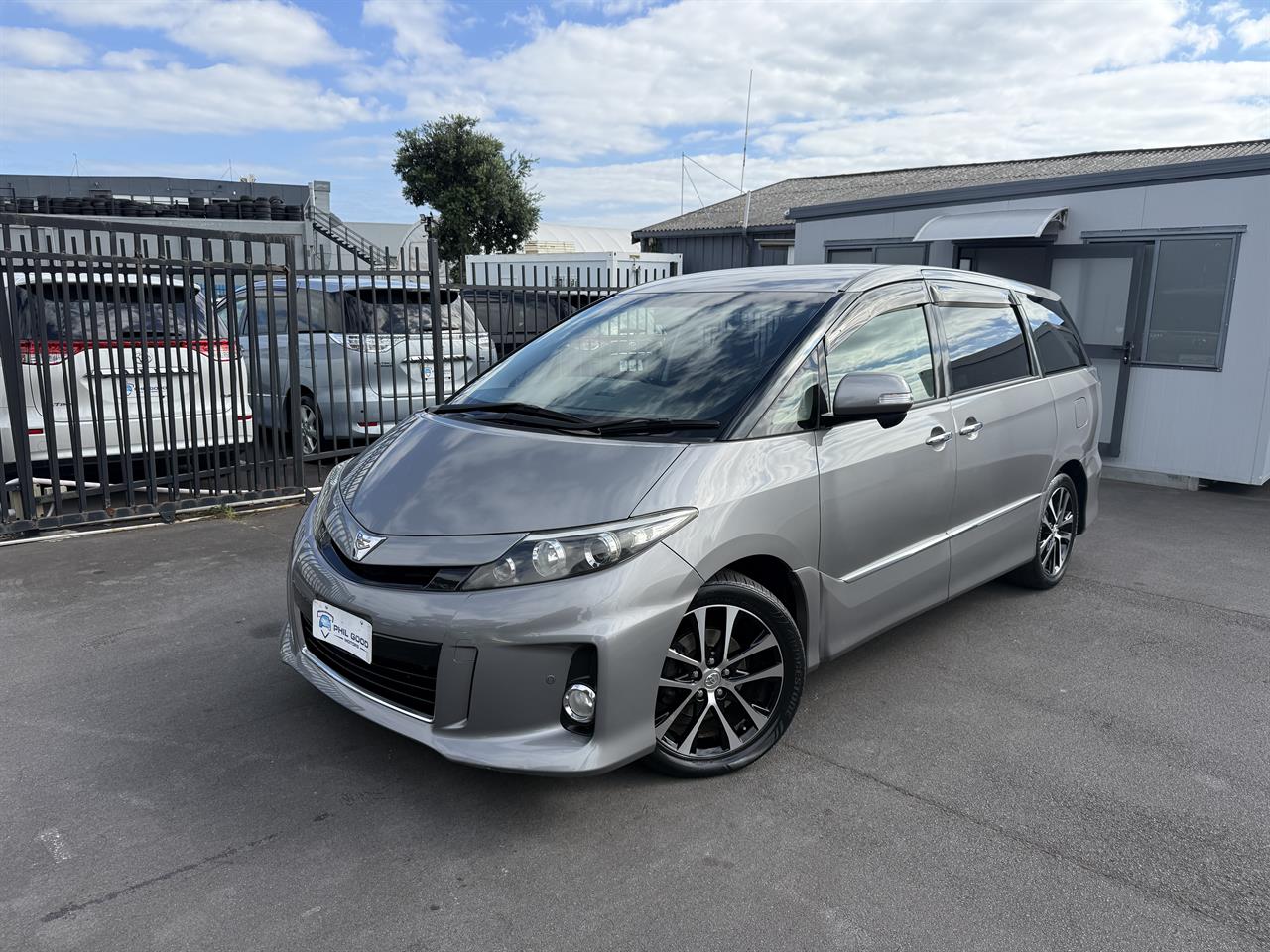 2015 Toyota Estima thumbnail
