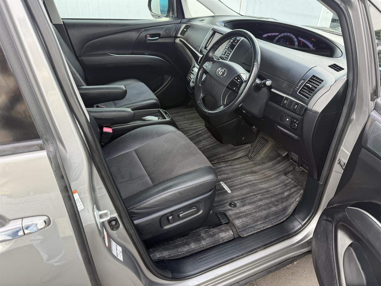 2015 Toyota Estima thumbnail