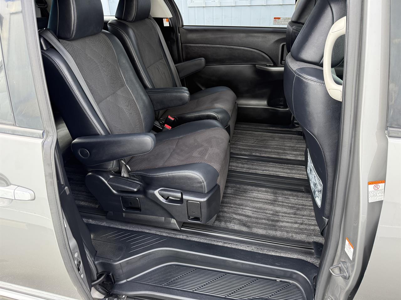 2015 Toyota Estima thumbnail