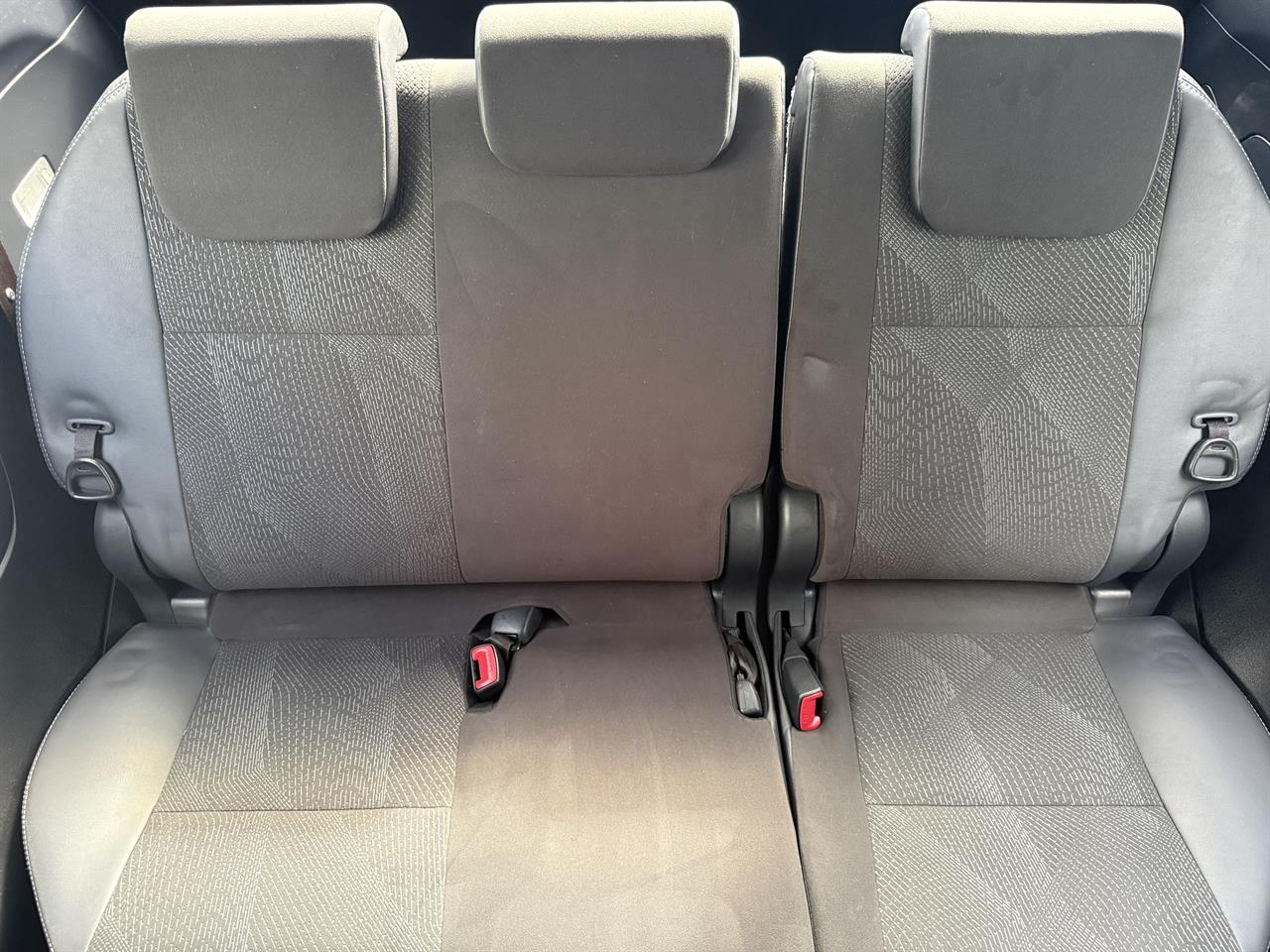 2015 Toyota Estima thumbnail