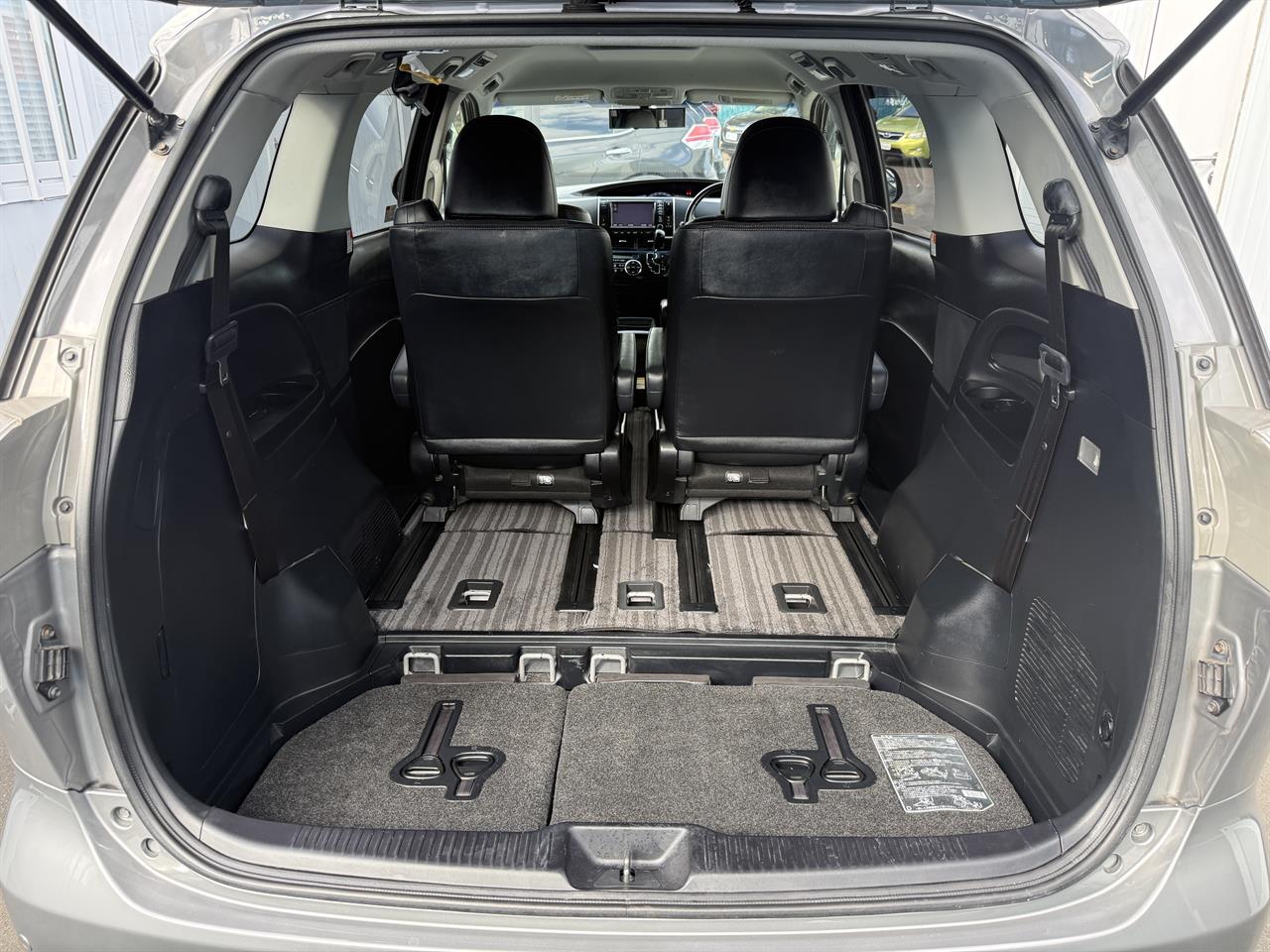 2015 Toyota Estima thumbnail