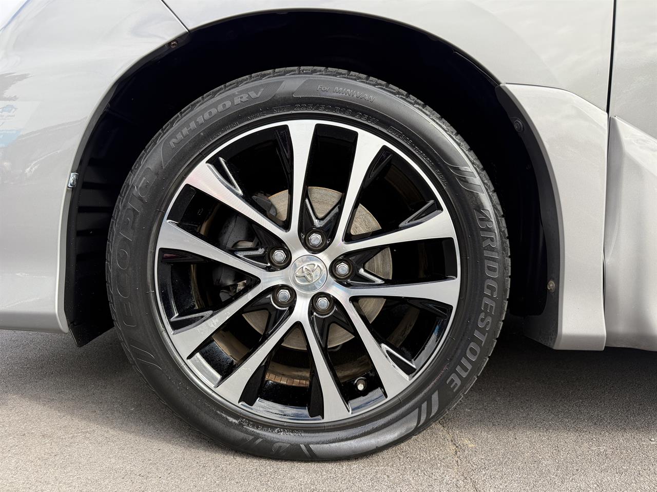 2015 Toyota Estima thumbnail