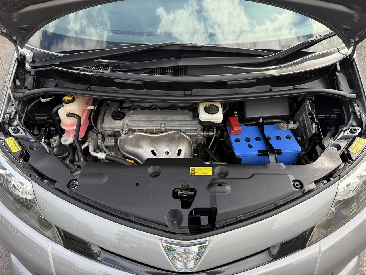 2015 Toyota Estima thumbnail