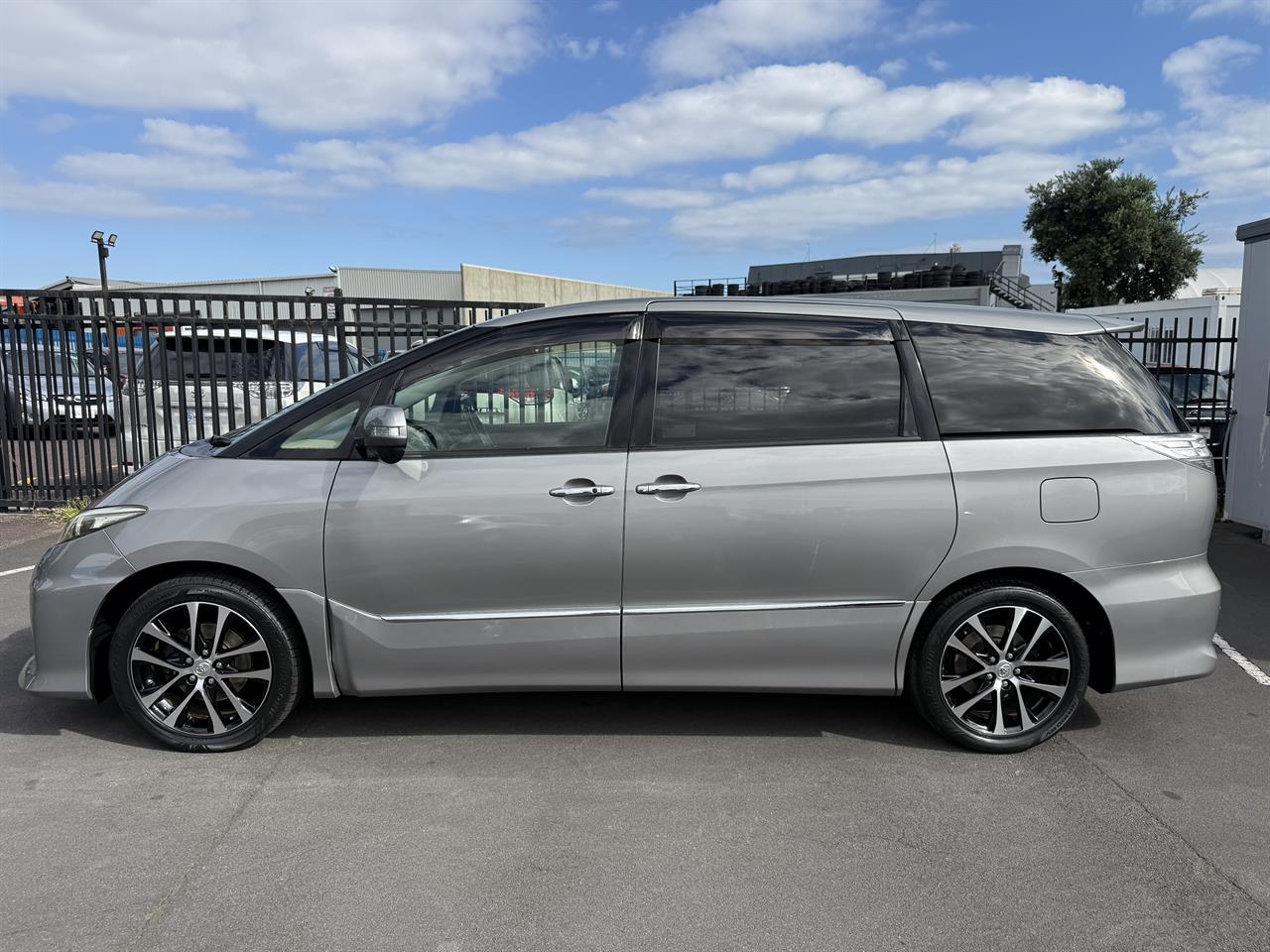 2015 Toyota Estima thumbnail