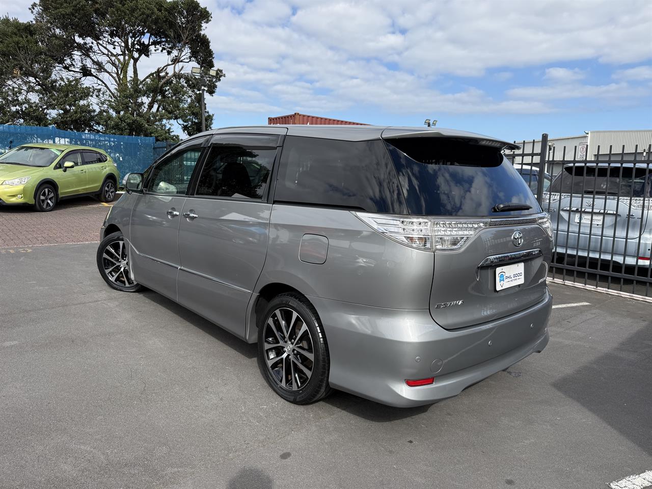 2015 Toyota Estima thumbnail
