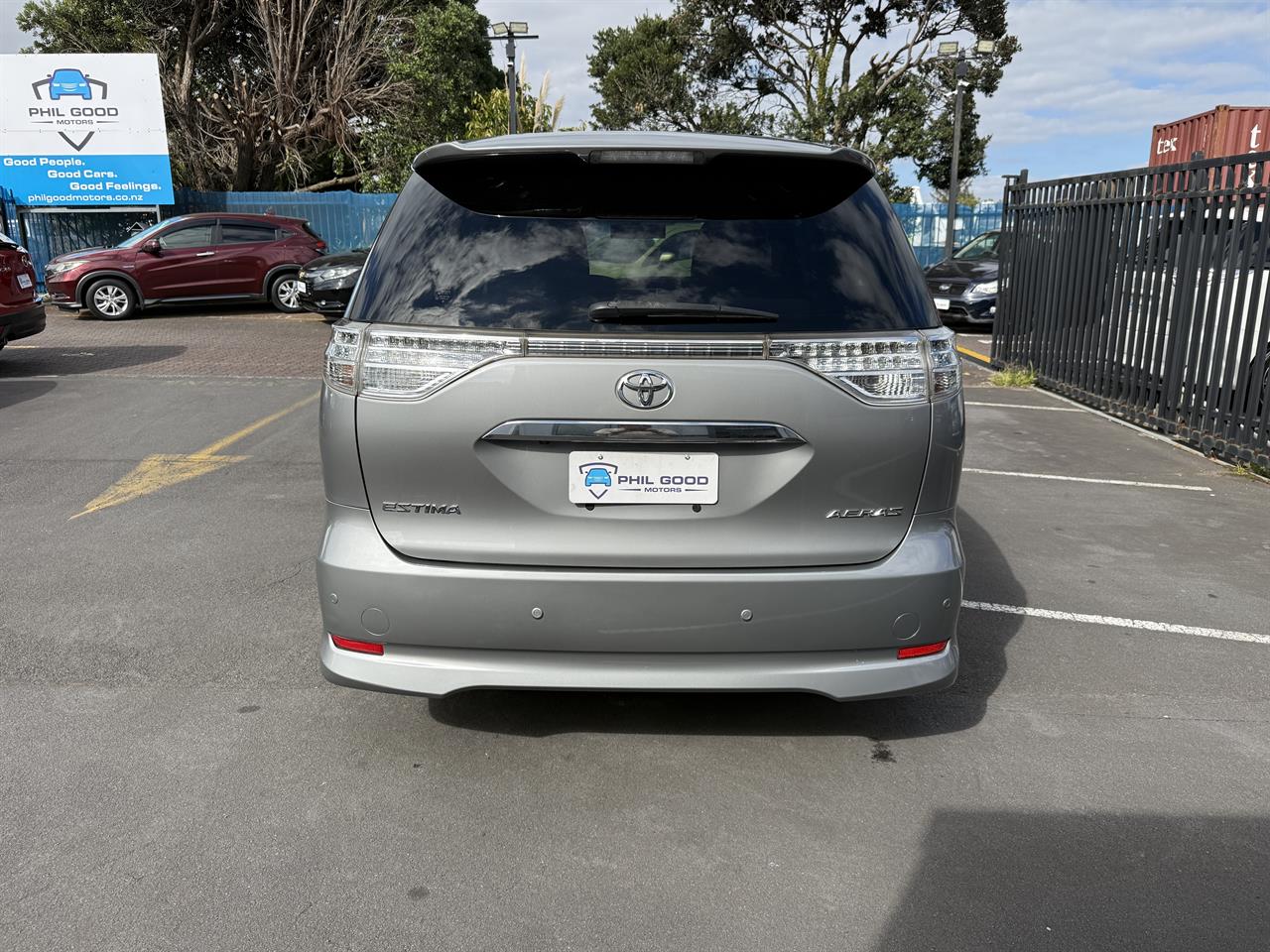 2015 Toyota Estima thumbnail