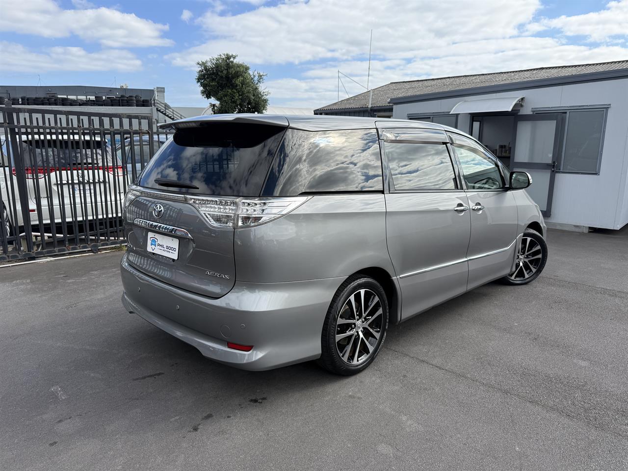 2015 Toyota Estima thumbnail