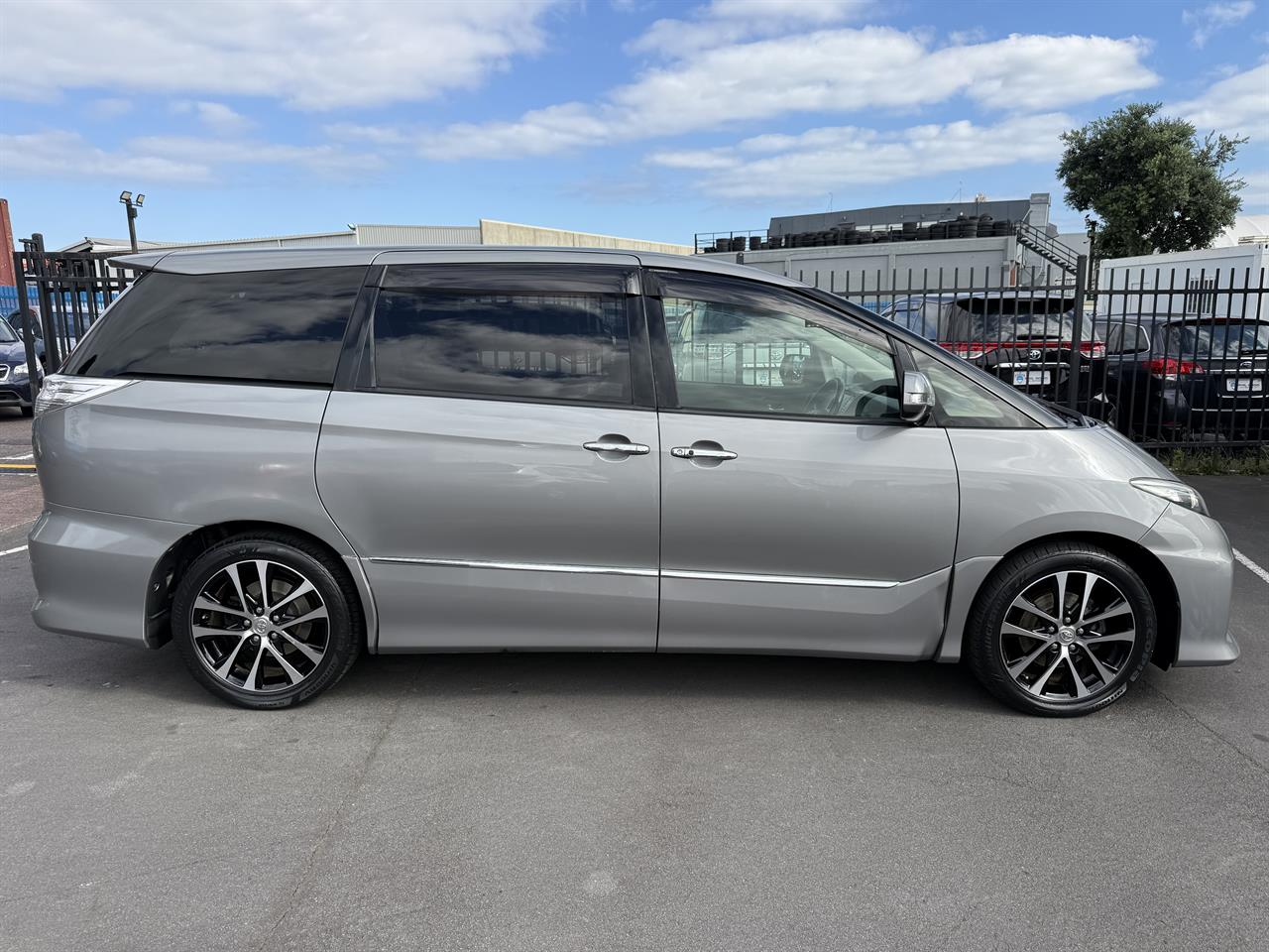 2015 Toyota Estima thumbnail