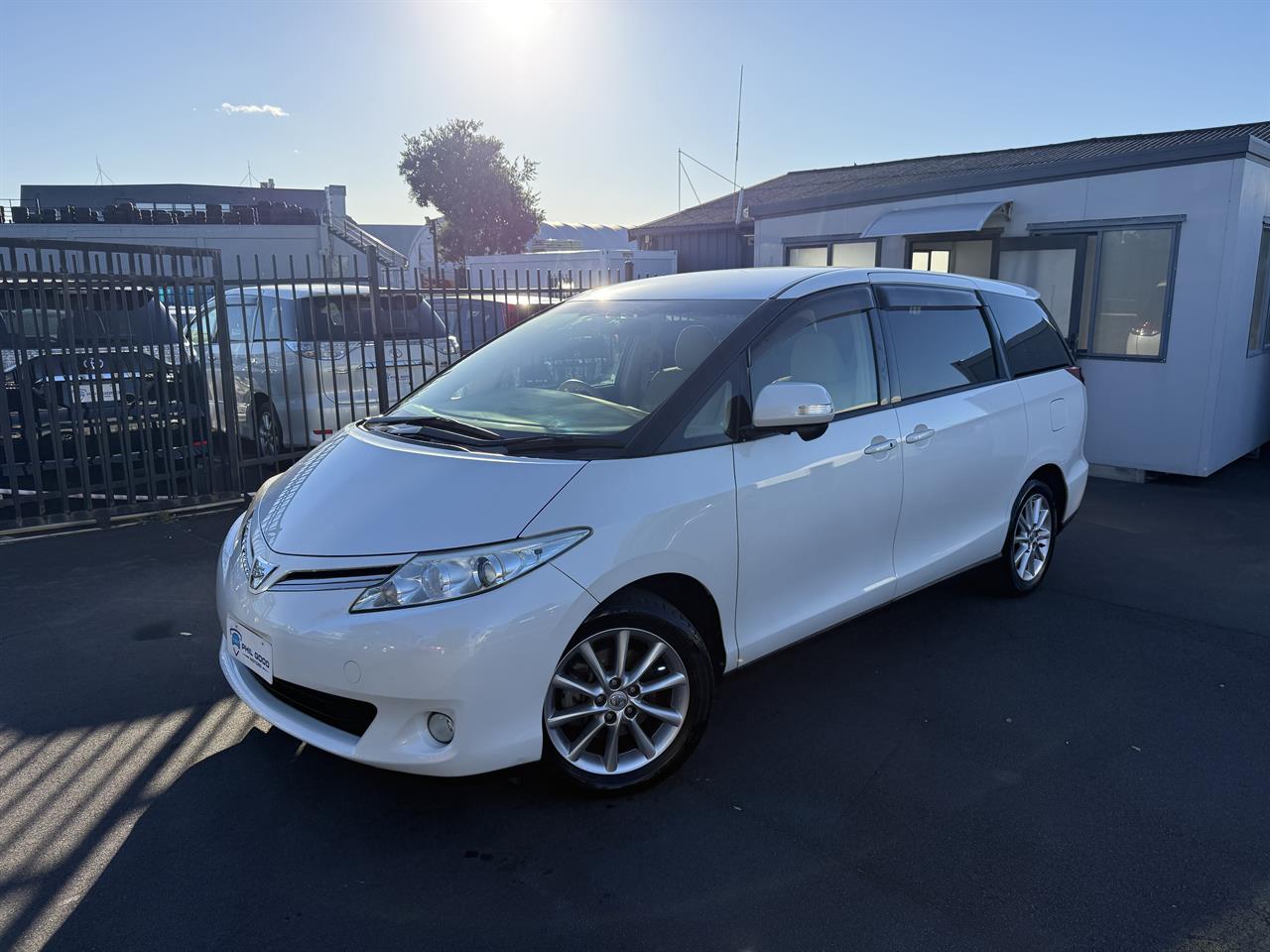 2015 Toyota Estima thumbnail
