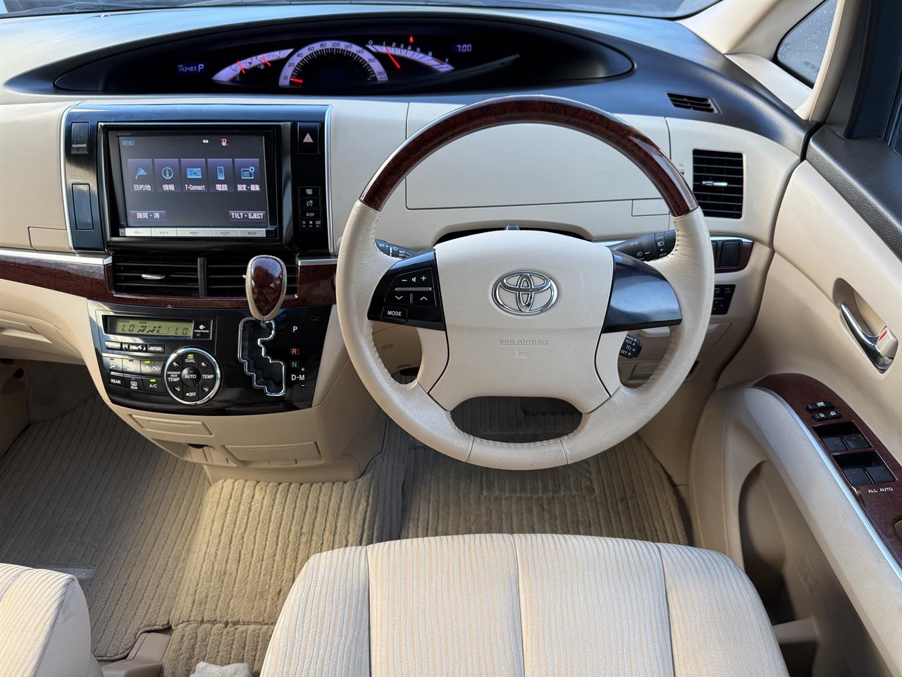 2015 Toyota Estima thumbnail