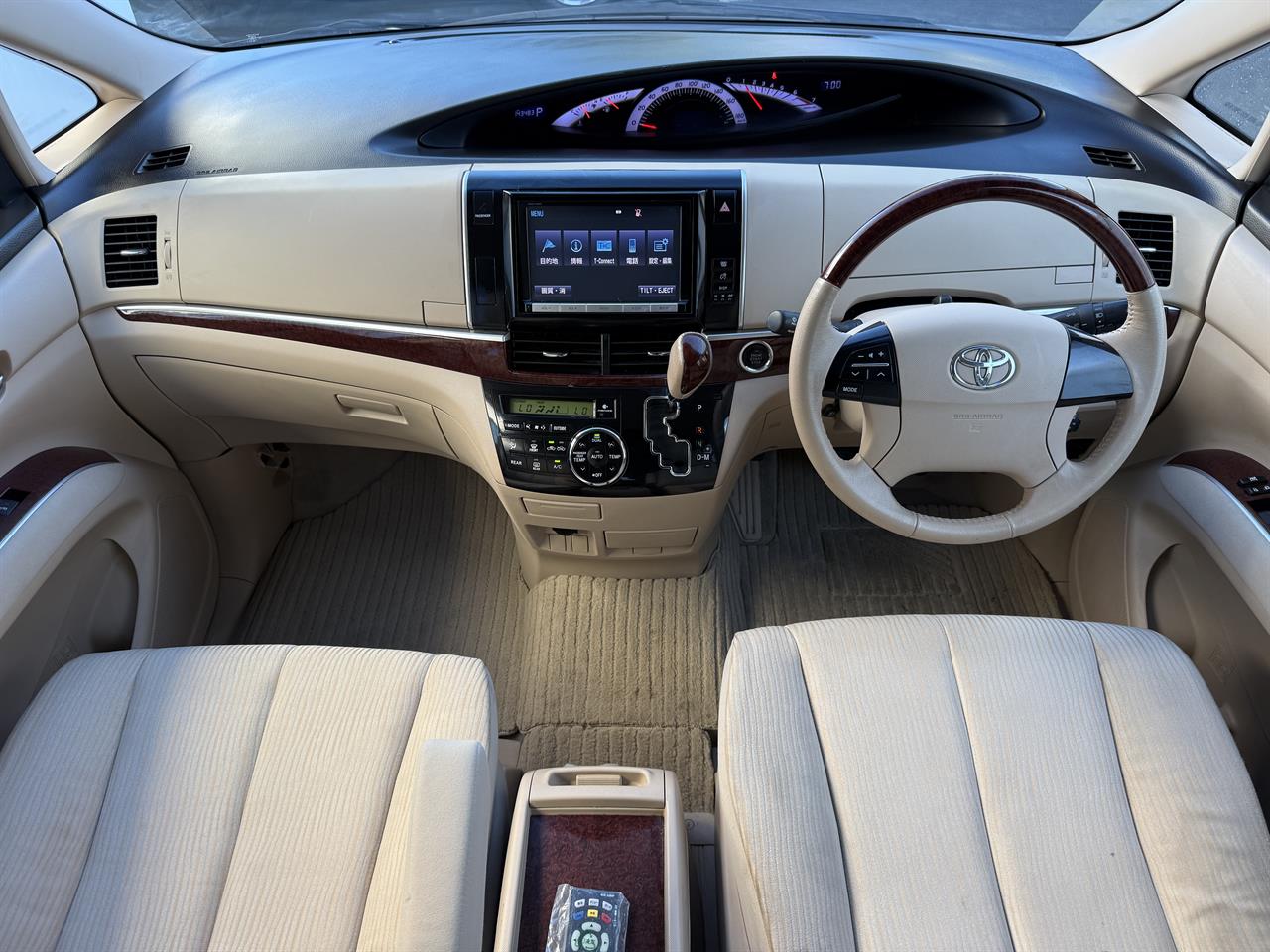 2015 Toyota Estima thumbnail