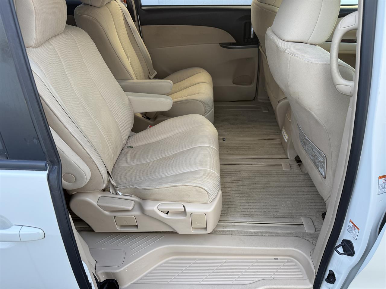 2015 Toyota Estima thumbnail