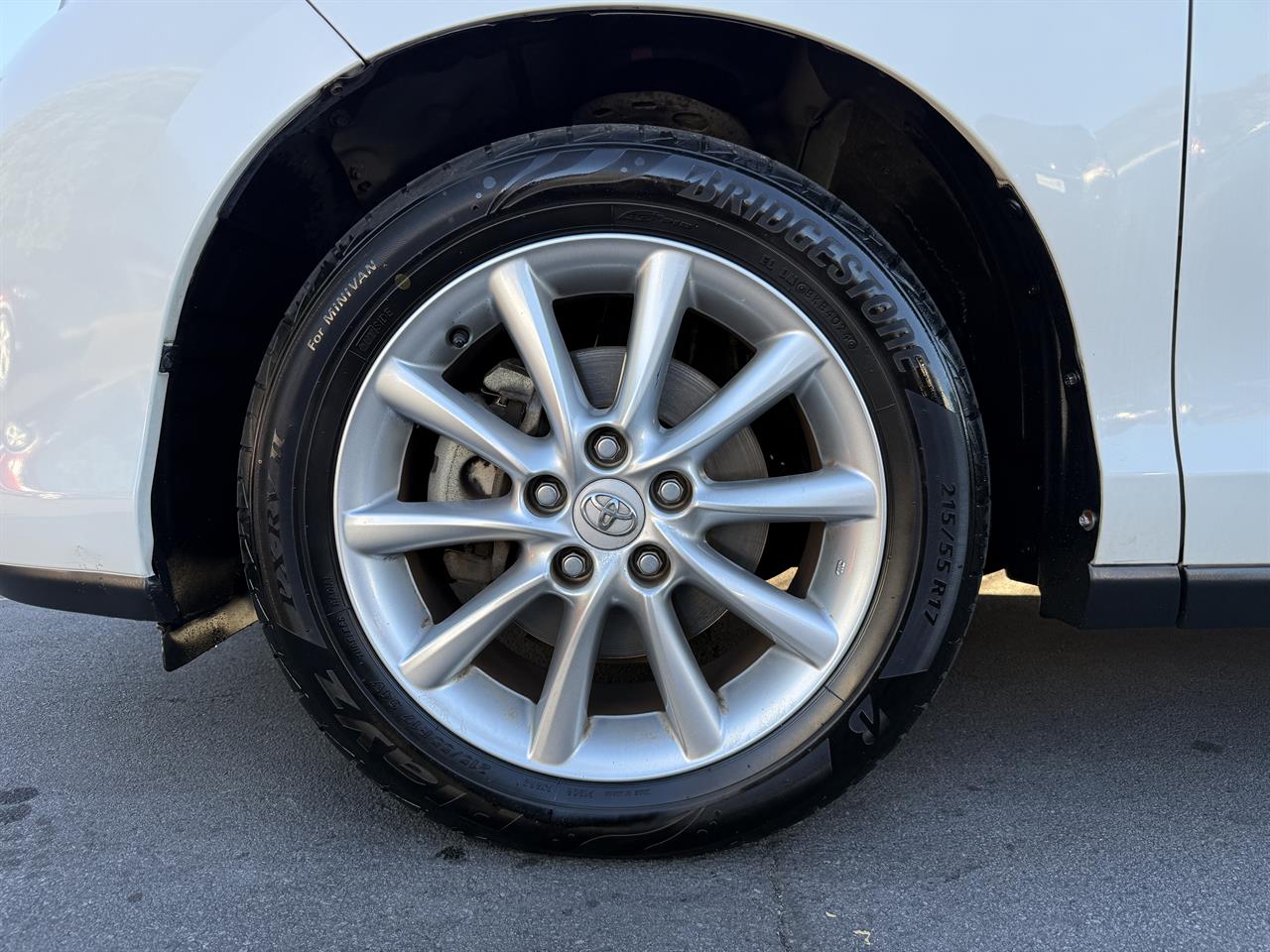2015 Toyota Estima thumbnail
