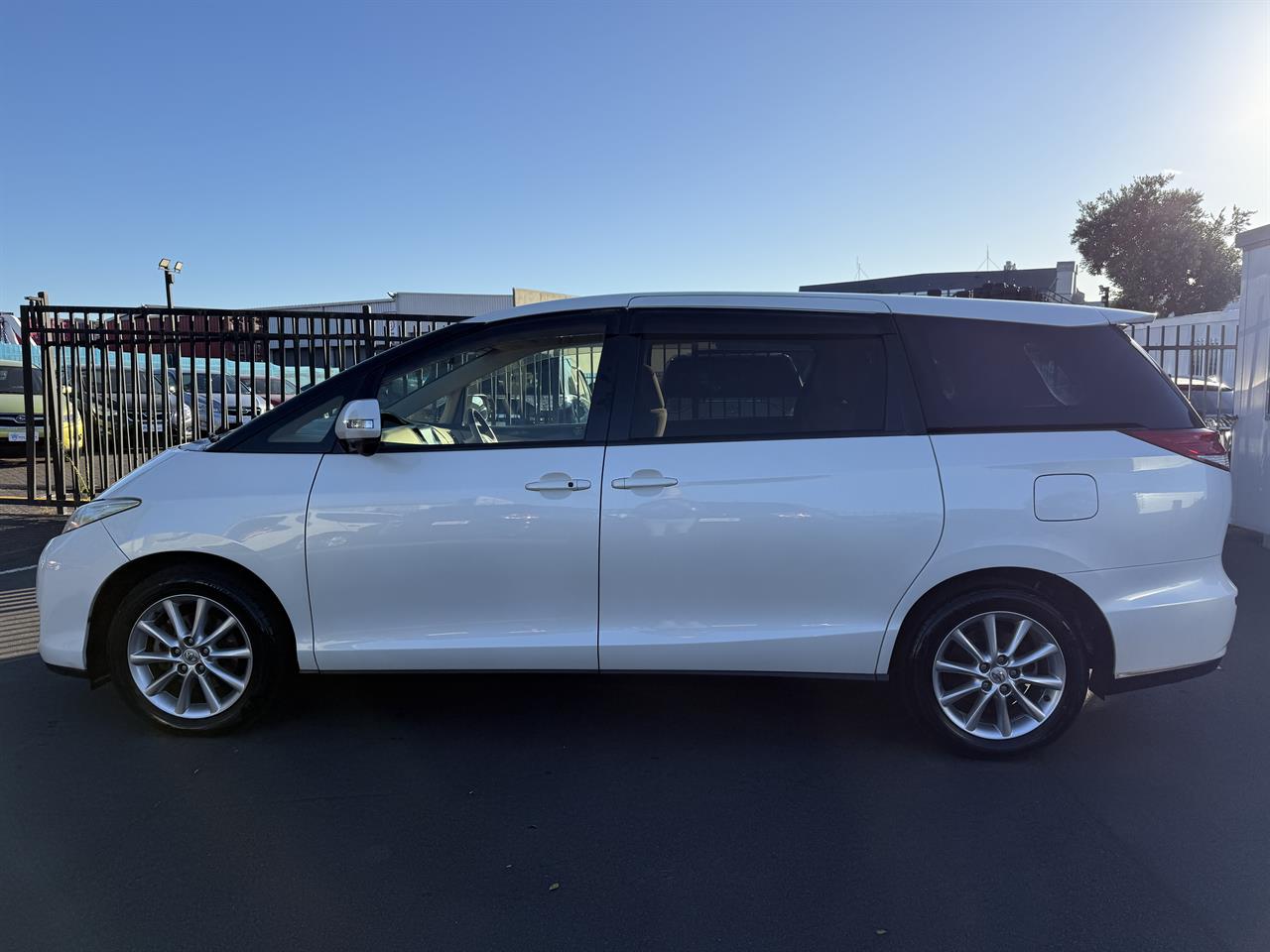 2015 Toyota Estima thumbnail