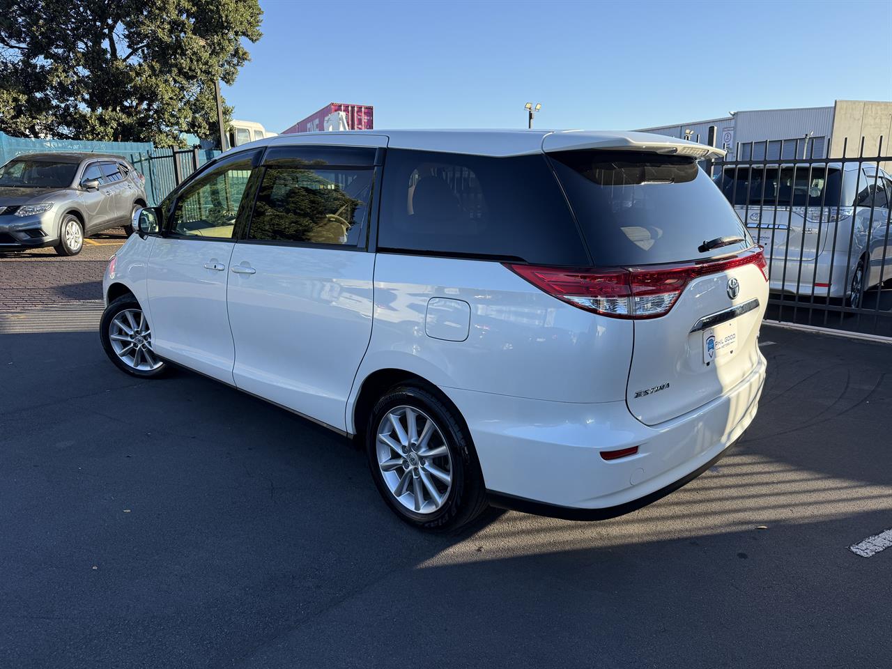 2015 Toyota Estima thumbnail