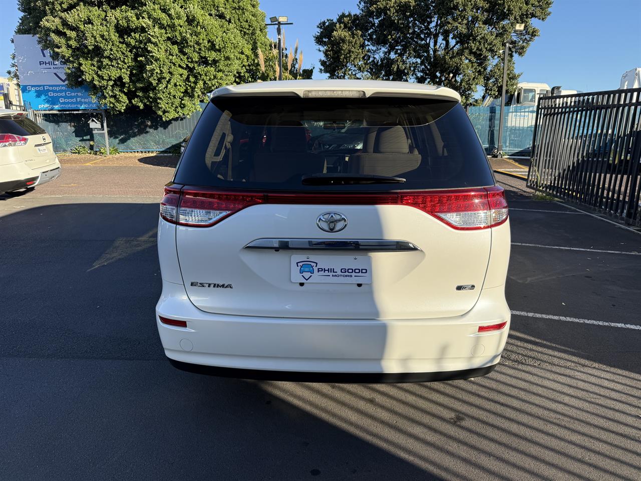 2015 Toyota Estima thumbnail