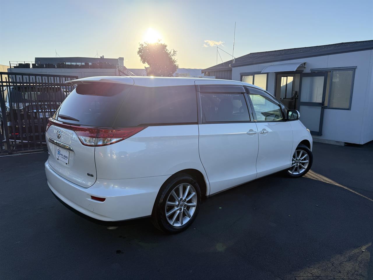 2015 Toyota Estima thumbnail