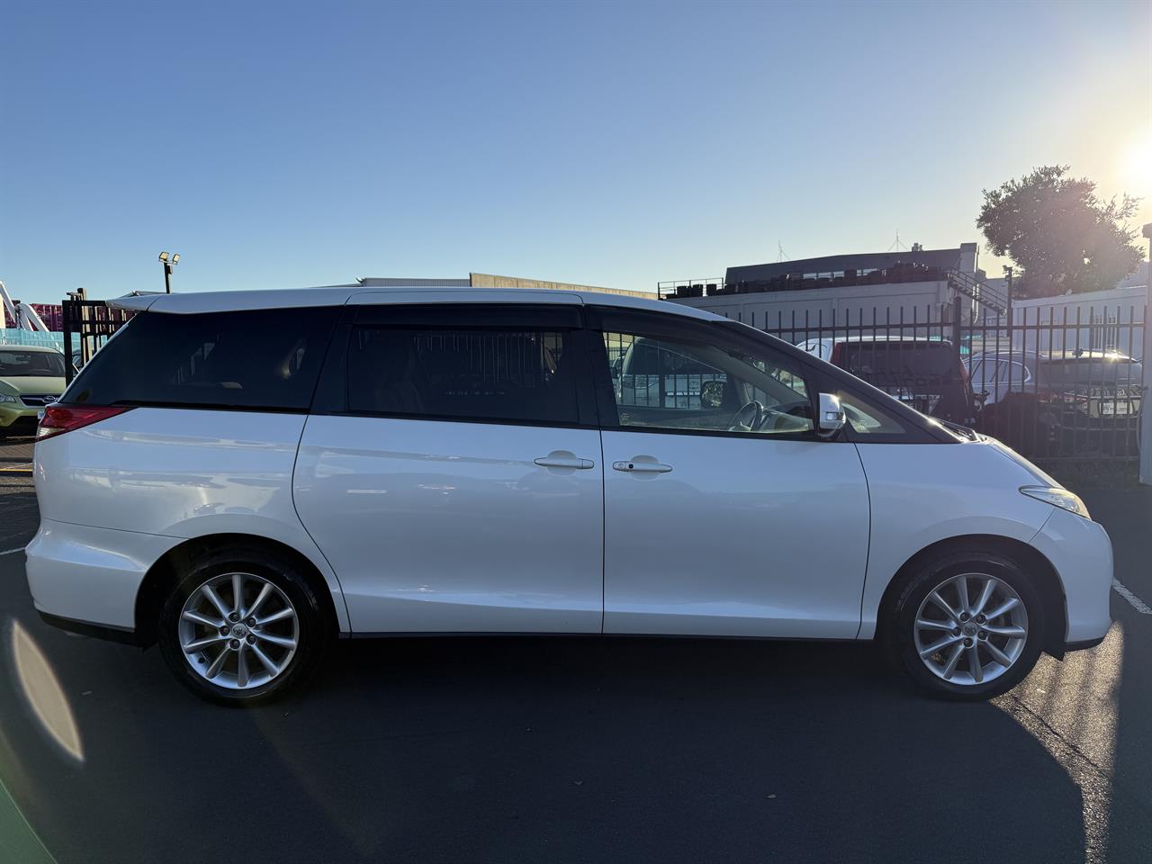 2015 Toyota Estima thumbnail