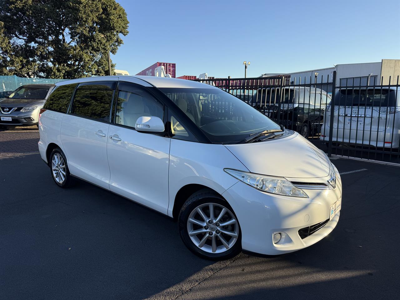 2015 Toyota Estima thumbnail