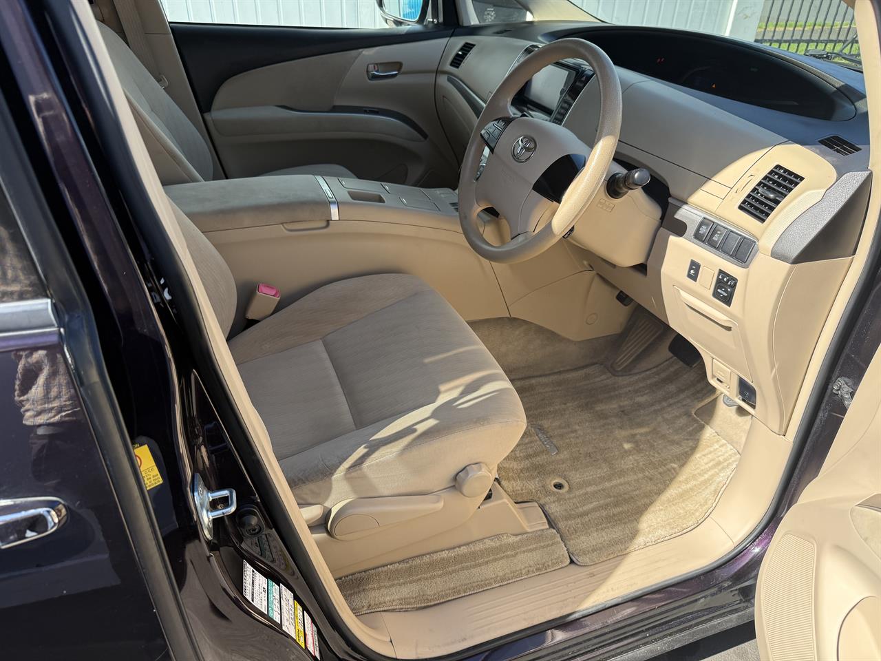 2012 Toyota Estima thumbnail