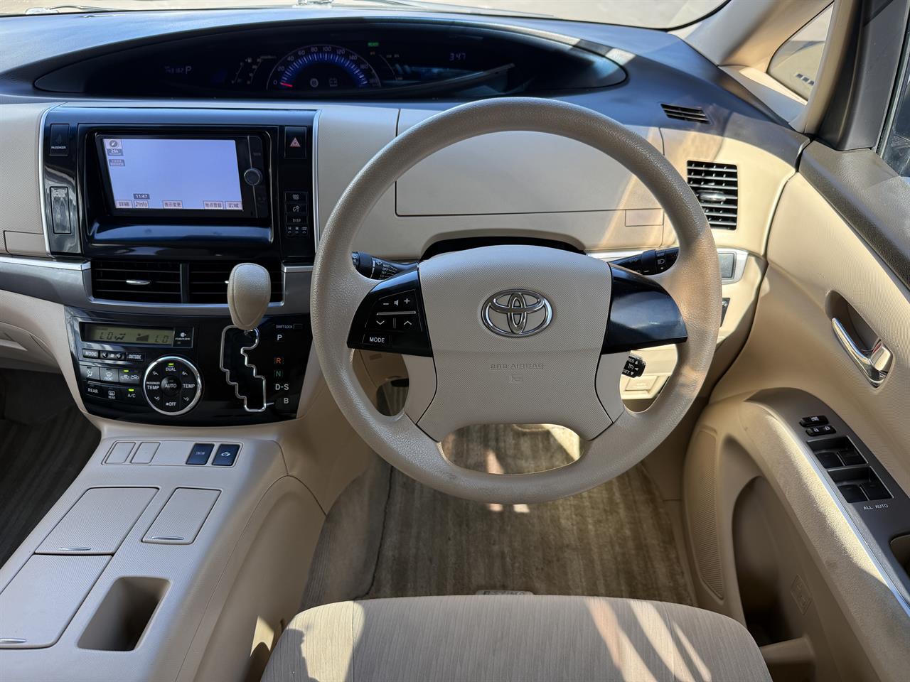 2012 Toyota Estima thumbnail