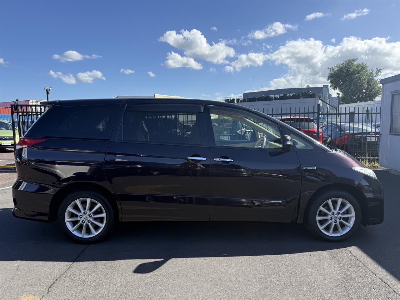 2012 Toyota Estima thumbnail