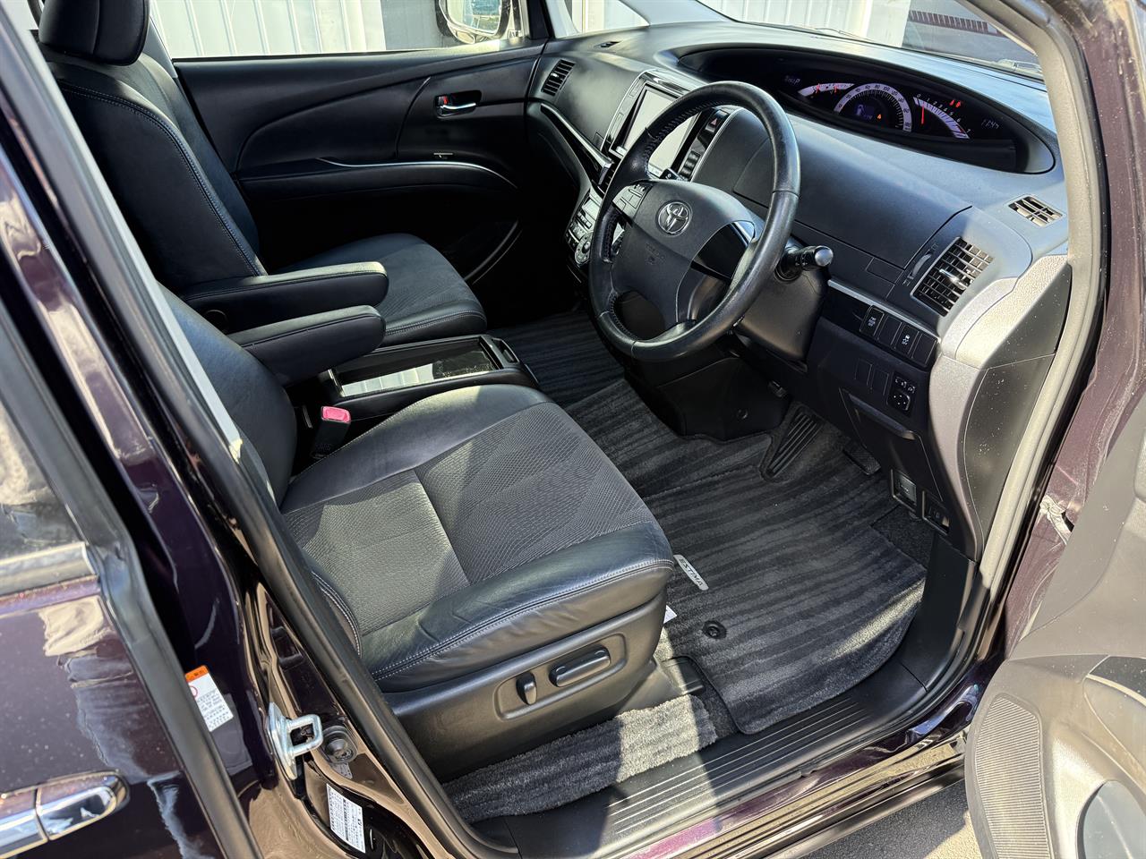 2015 Toyota Estima thumbnail