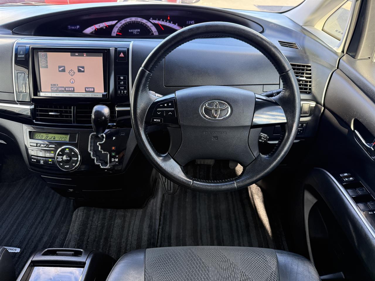 2015 Toyota Estima thumbnail