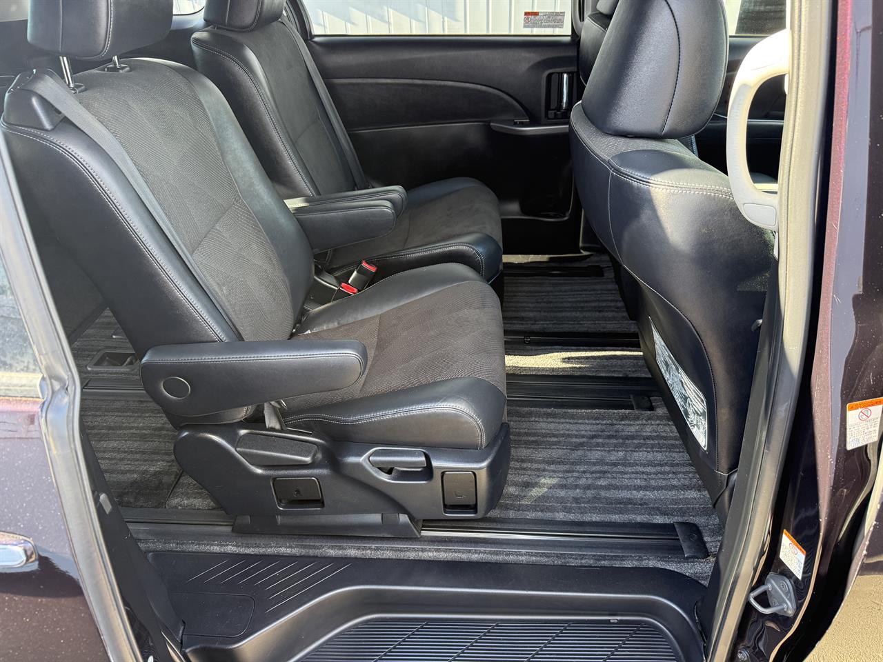 2015 Toyota Estima thumbnail