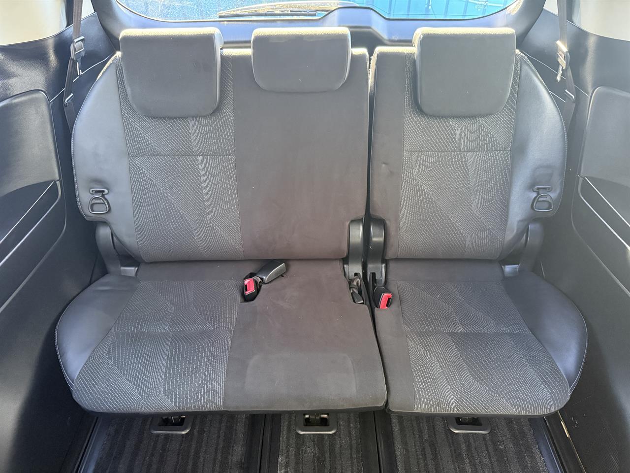 2015 Toyota Estima thumbnail