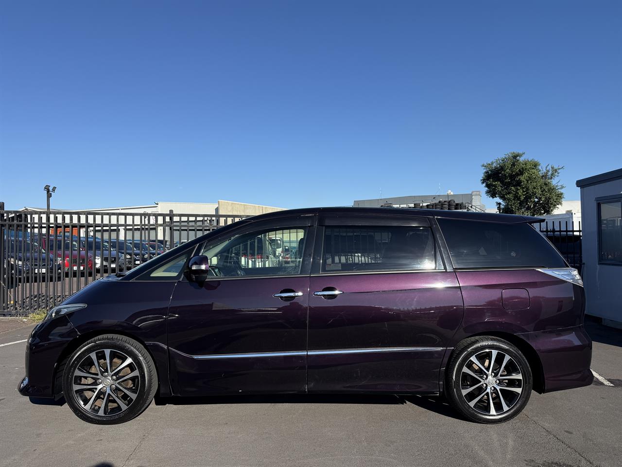 2015 Toyota Estima thumbnail