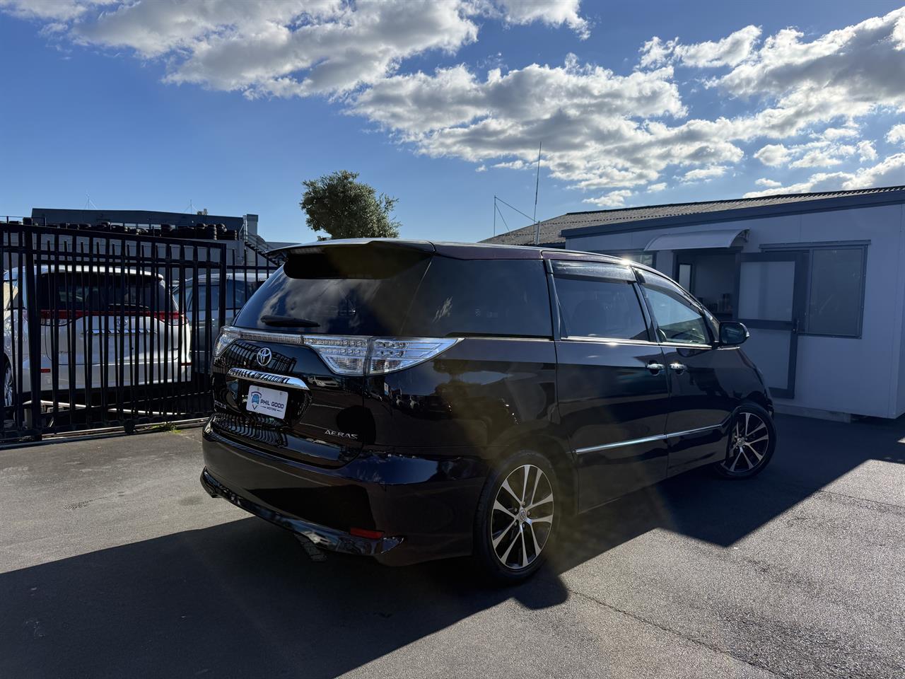 2015 Toyota Estima thumbnail