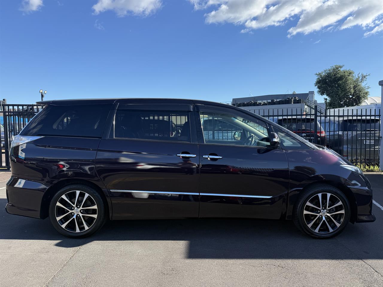 2015 Toyota Estima thumbnail