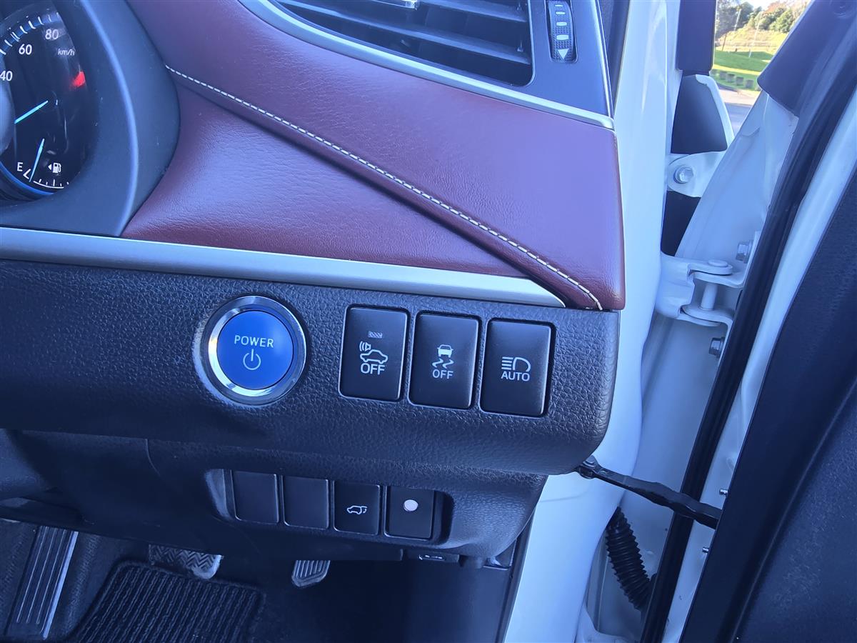 2015 Toyota Harrier thumbnail