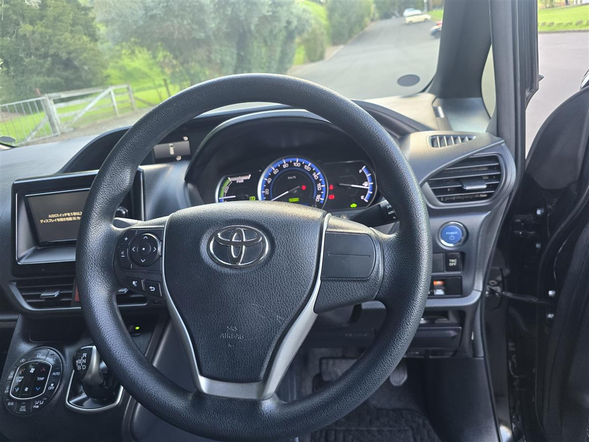2017 Toyota Voxy thumbnail