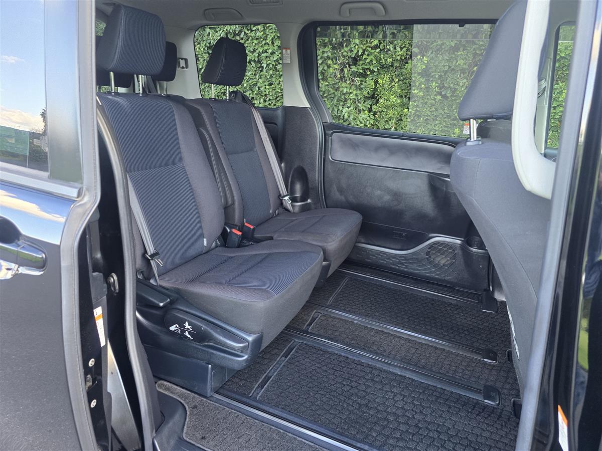 2017 Toyota Voxy thumbnail